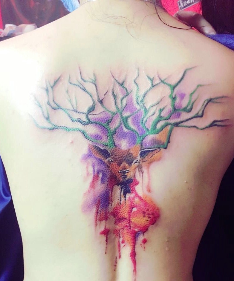 各色各样的后背水彩小鹿纹身图案