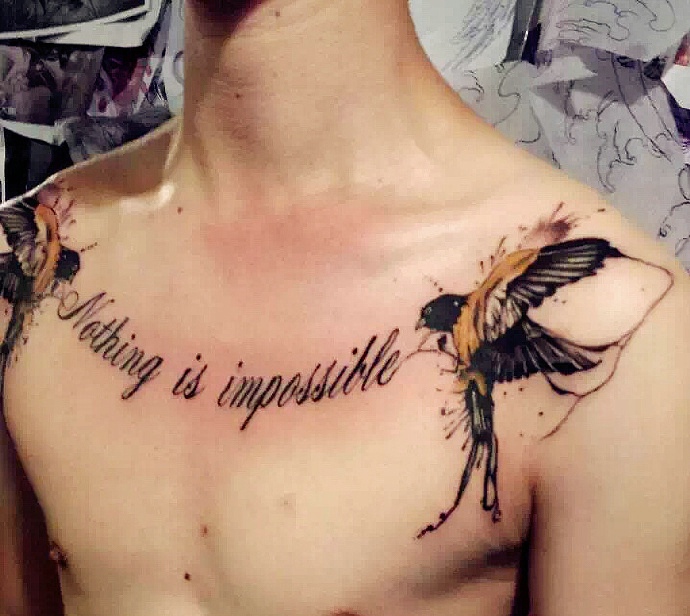 弧形英文与一对小鸟胸前纹身图案