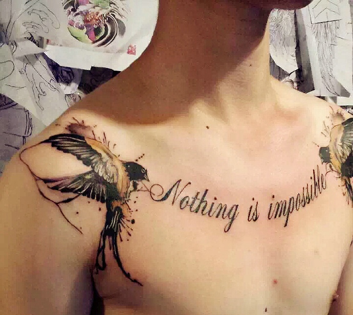 弧形英文与一对小鸟胸前纹身图案