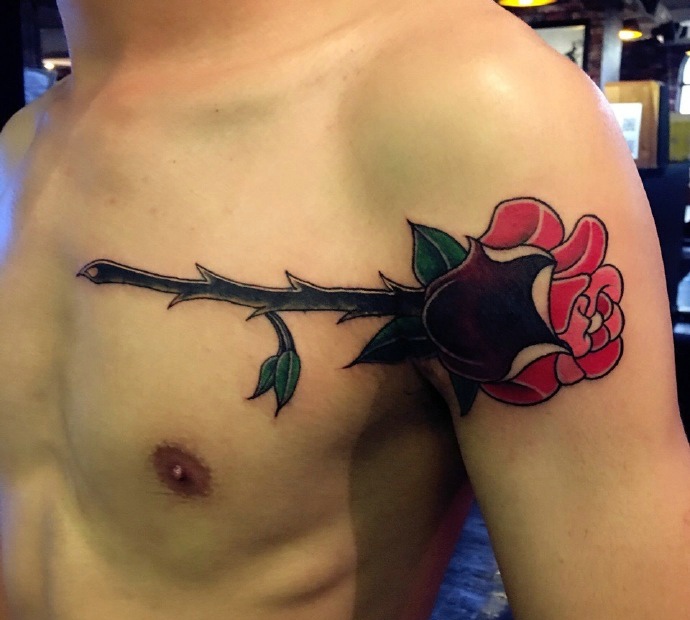 个性男孩配着一朵玫瑰纹身图案