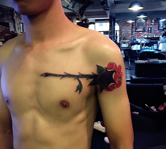 个性男孩配着一朵玫瑰纹身图案