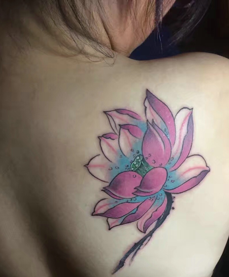 时尚女孩后背艳丽的莲花纹身图案