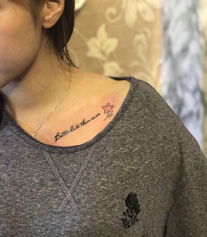 锁骨下方的小清新英文纹身图案