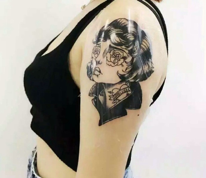 另类女孩手臂一款另类女孩纹身图案