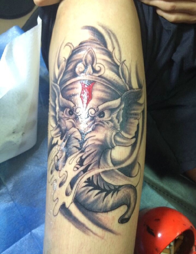 腿部黑白小象神纹身图案