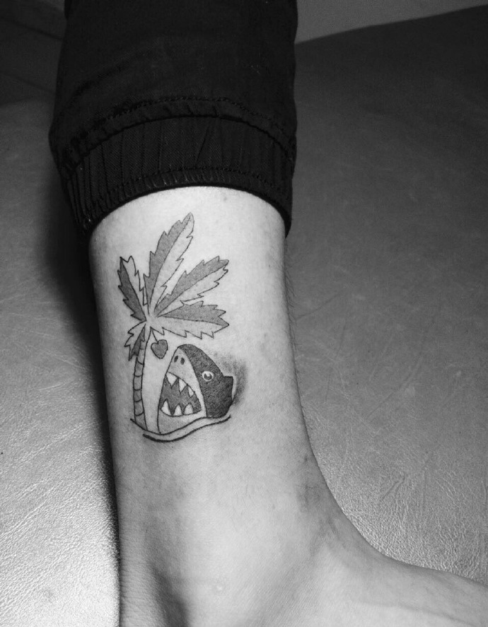 小腿处一棵黑灰椰子树纹身图案