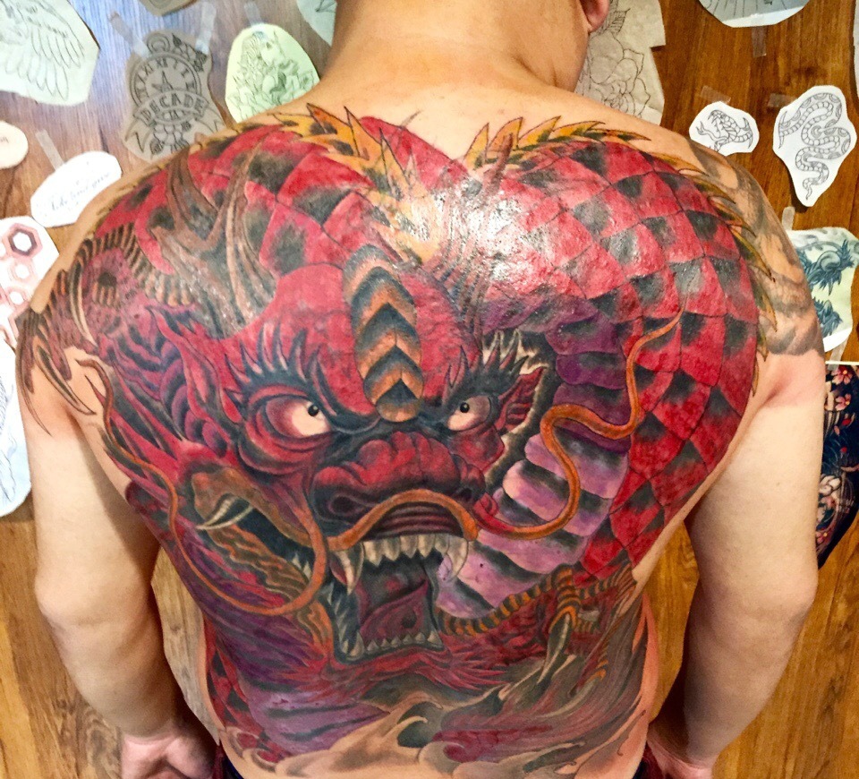 遮盖整个后背的彩色大邪龙纹身图案