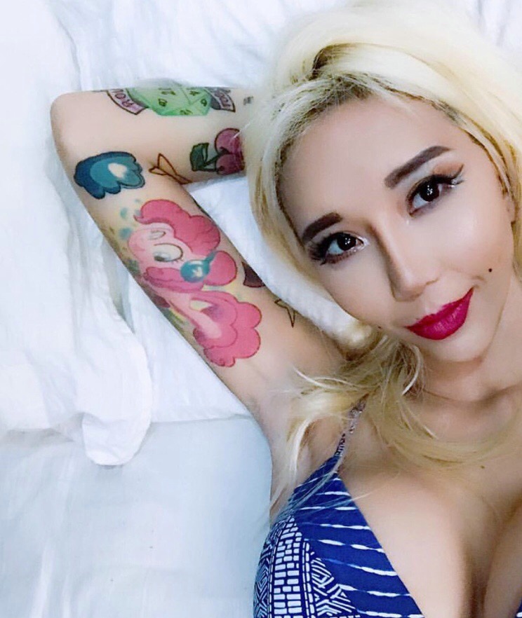 白发女孩花臂纹身图案时尚妩媚