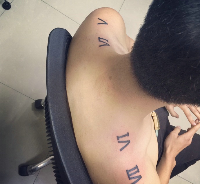 个性男孩肩膀两边罗马数字纹身图案