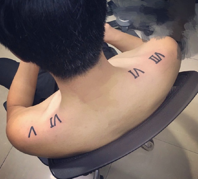 个性男孩肩膀两边罗马数字纹身图案