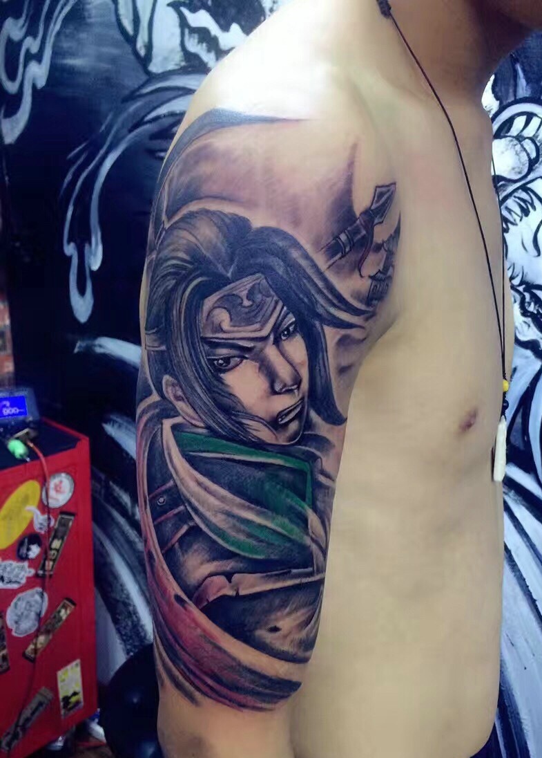 手臂一款帅气迷人的图腾纹身刺青