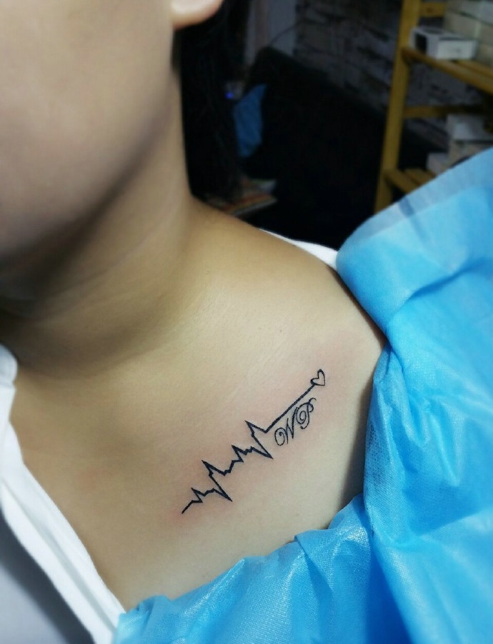 男士锁骨处个性心电图纹身图案