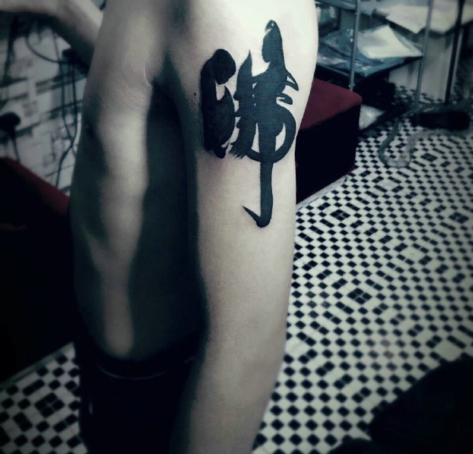 另类男孩手臂水墨佛字纹身图案