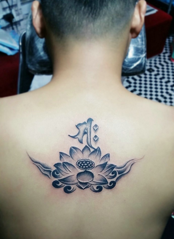 男士后背一款耐看的莲花纹身图案