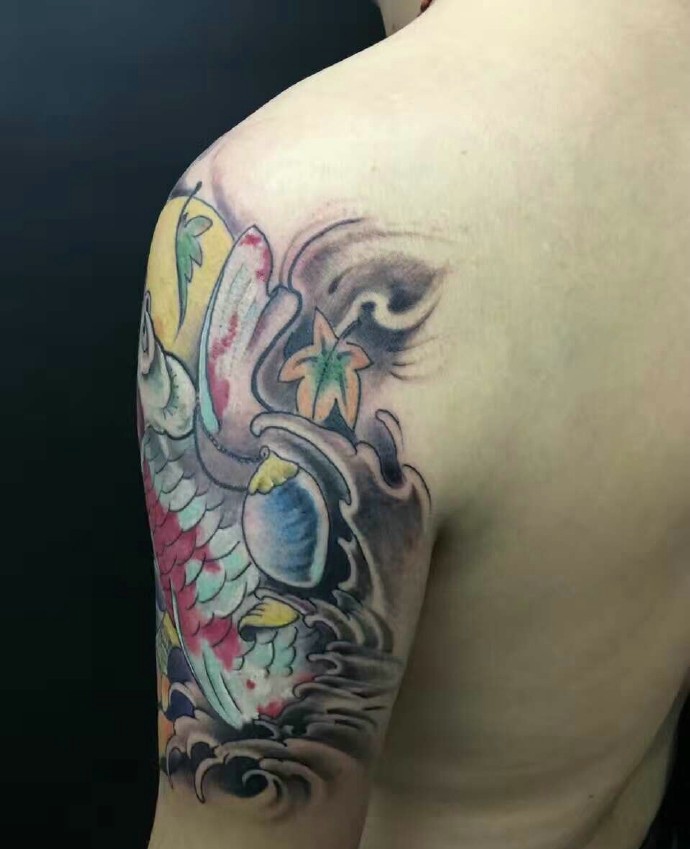 手臂彩色年轻派鲤鱼纹身图案
