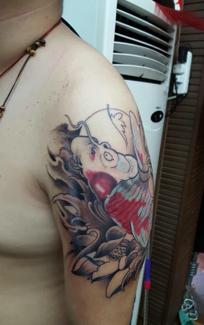 手臂彩色年轻派鲤鱼纹身图案