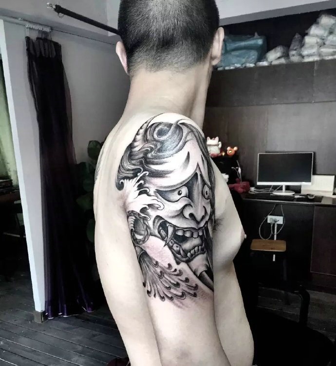 个性男士手臂黑白小般若纹身图案