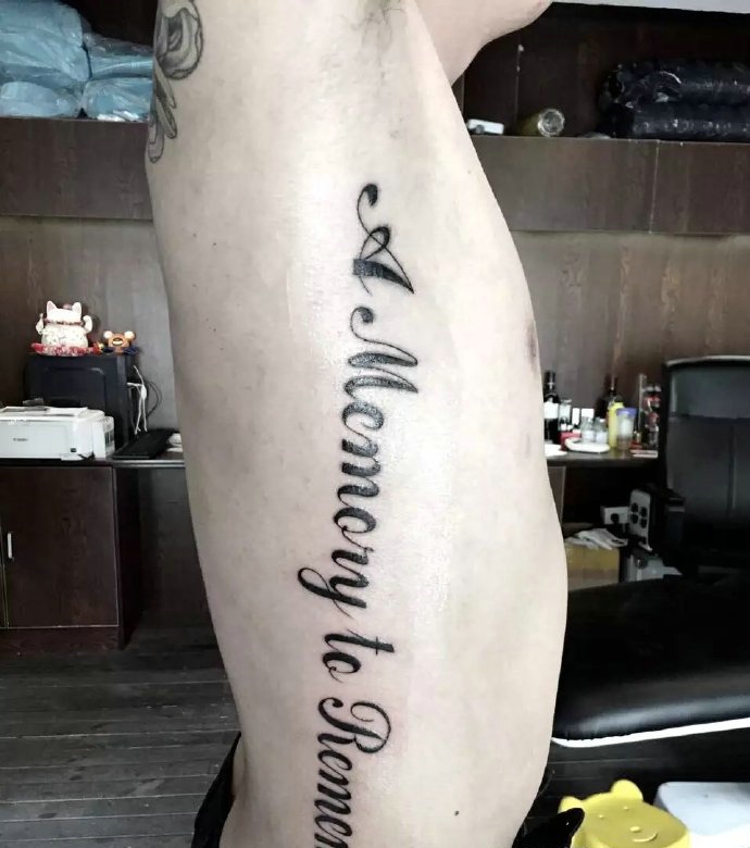 时尚男孩侧腰部花体英文纹身图案