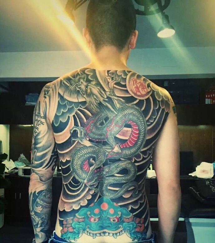 满背彩色大邪龙纹身图案亮瞎双眼