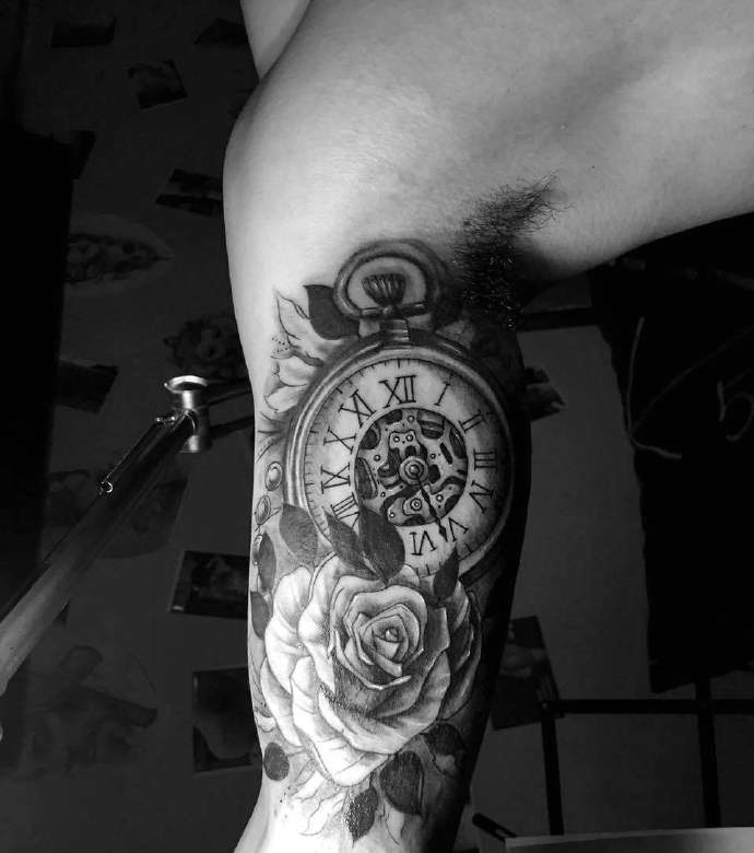 手臂一款3d指南针纹身图案