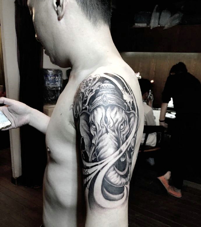 新传统黑白小象神纹身图案