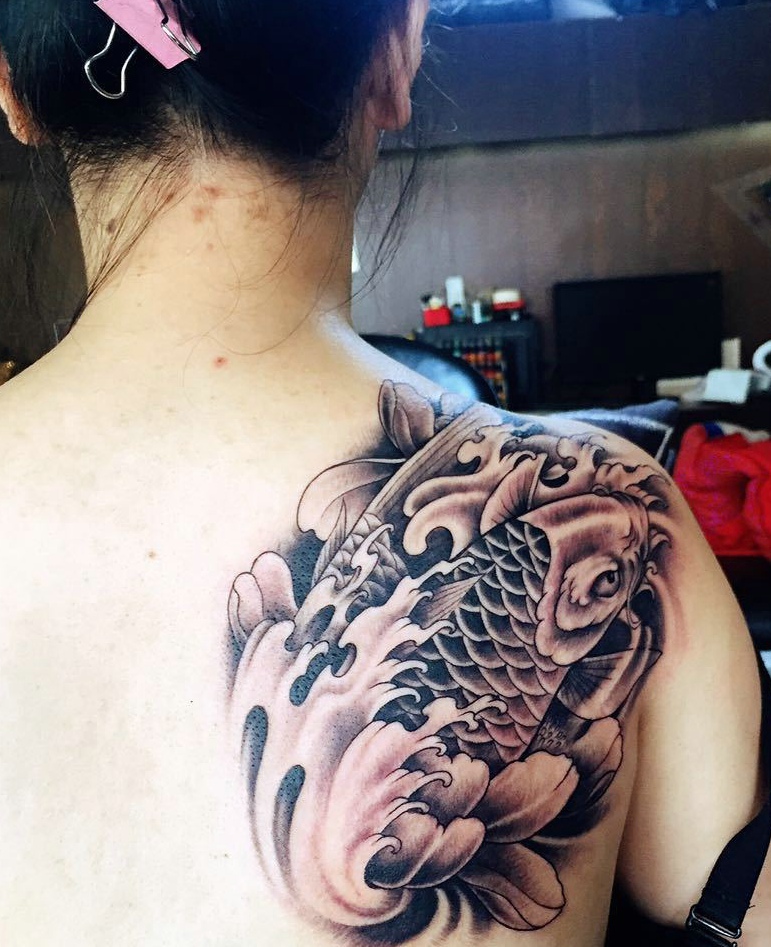 遮盖后背的黑白传统鲤鱼纹身图案