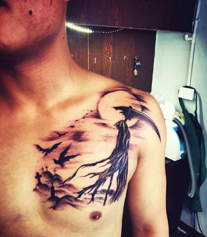 男士锁骨处一款有趣的纹身图案