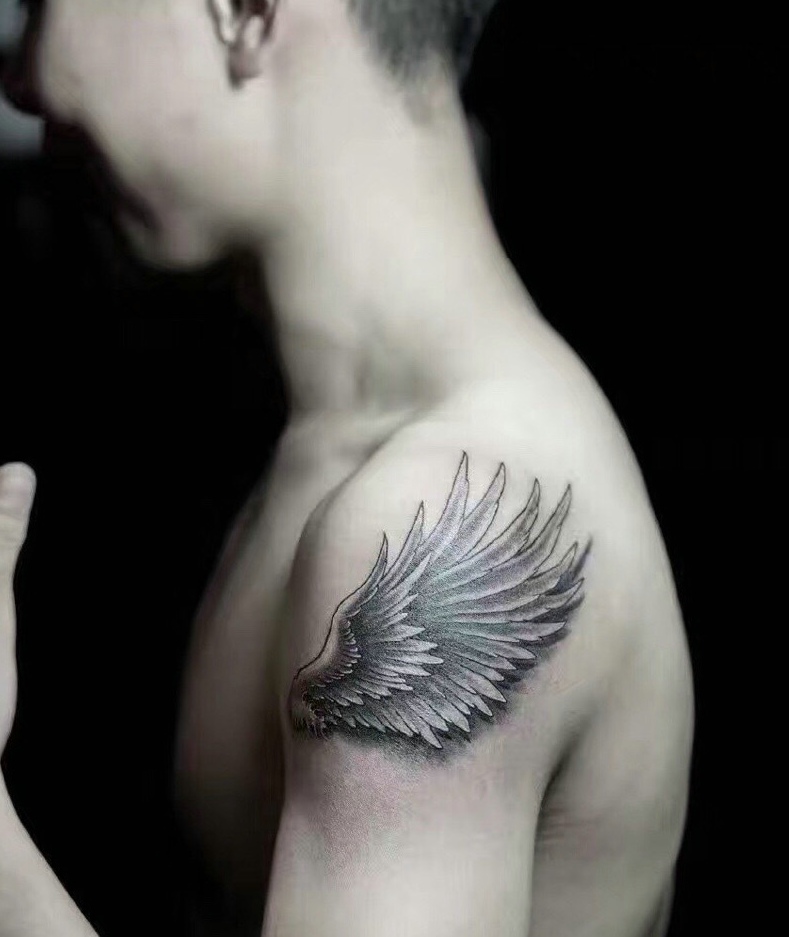 帅气男孩手臂小羽毛纹身图案