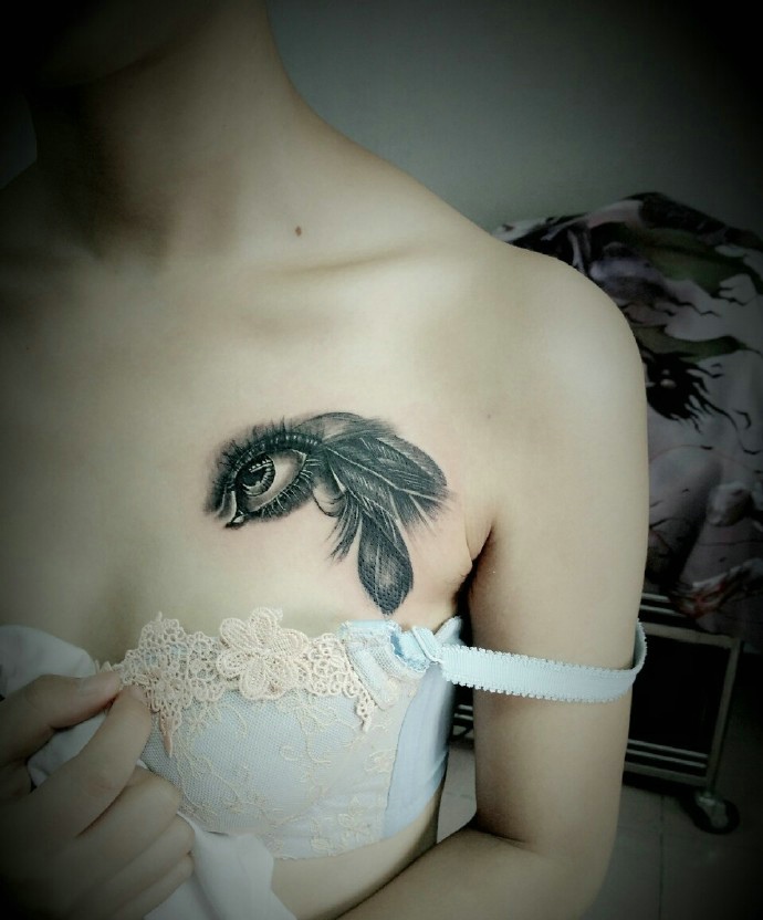 胸前迷你3d眼球纹身图案惊人无比
