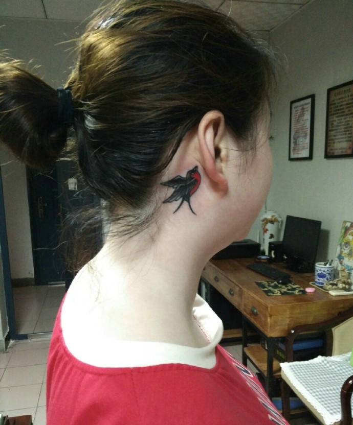 个性女孩耳后一只小鸟纹身图案