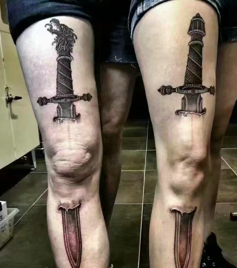 腿部外侧3d情侣刀具纹身图案很惊人