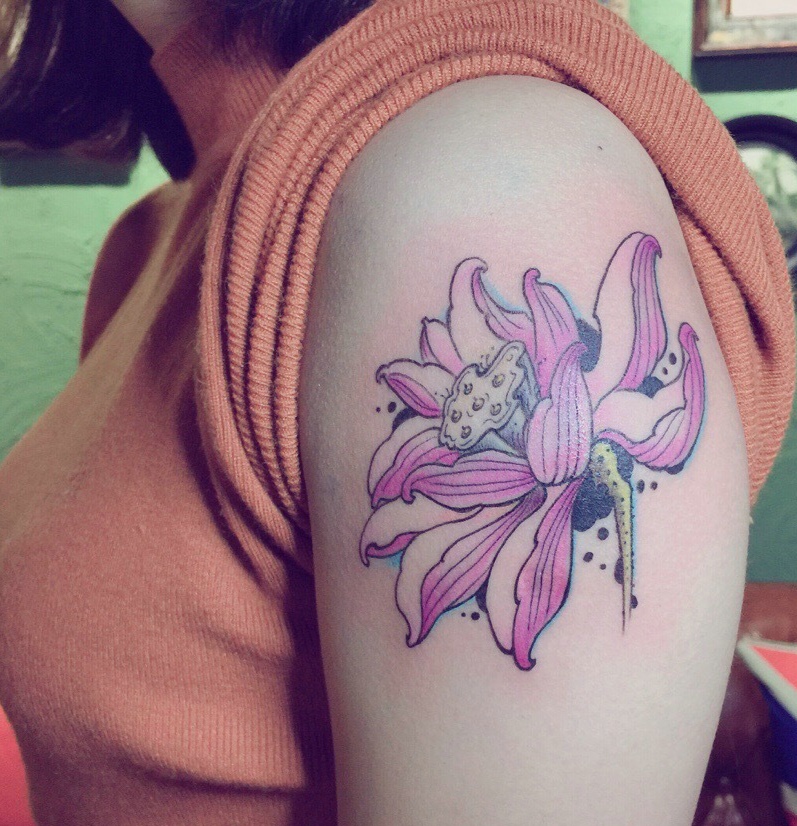 大臂彩色莲花纹身图案鲜艳动人