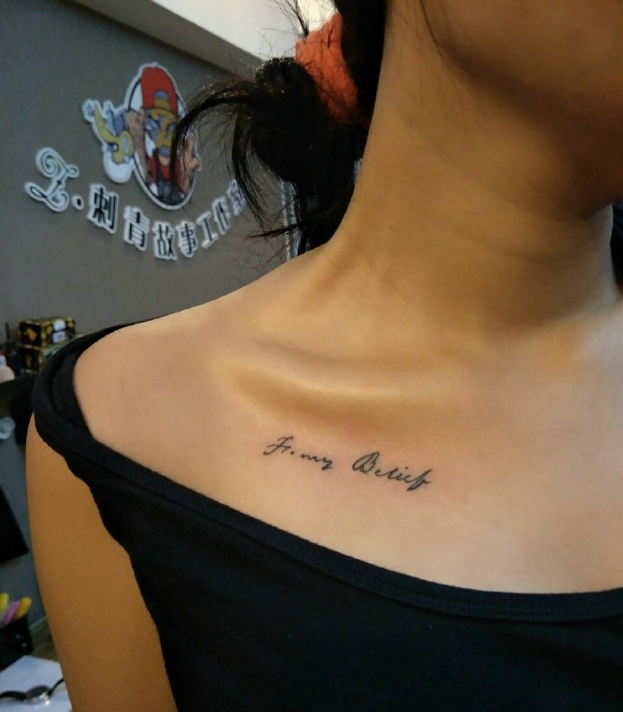 女生锁骨处小清新英文纹身图案