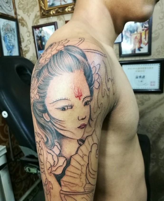 手臂一枚精致漂亮的彩色花妓纹身