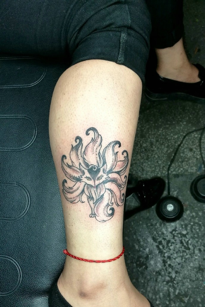 小腿处一朵黑灰莲花纹身图案