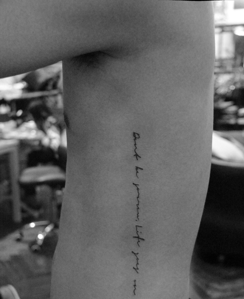 侧腰部简单低调的小英文纹身图案