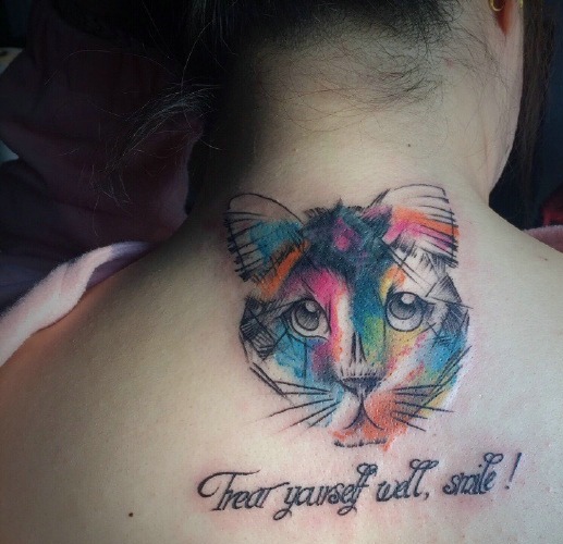 水彩猫头与英文一起的后背纹身图案