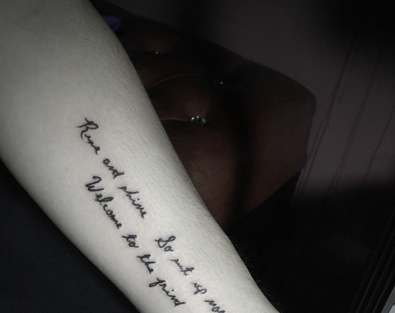 手臂一款时尚清新英文纹身图案