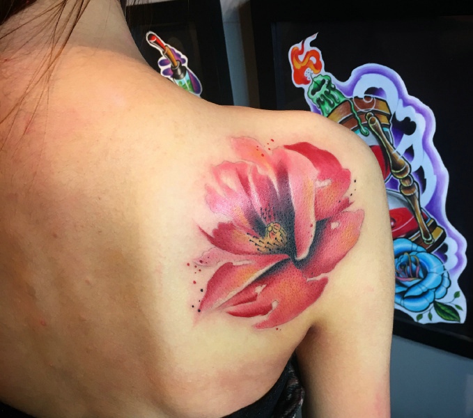 长发女孩后背落着一朵花纹身图案