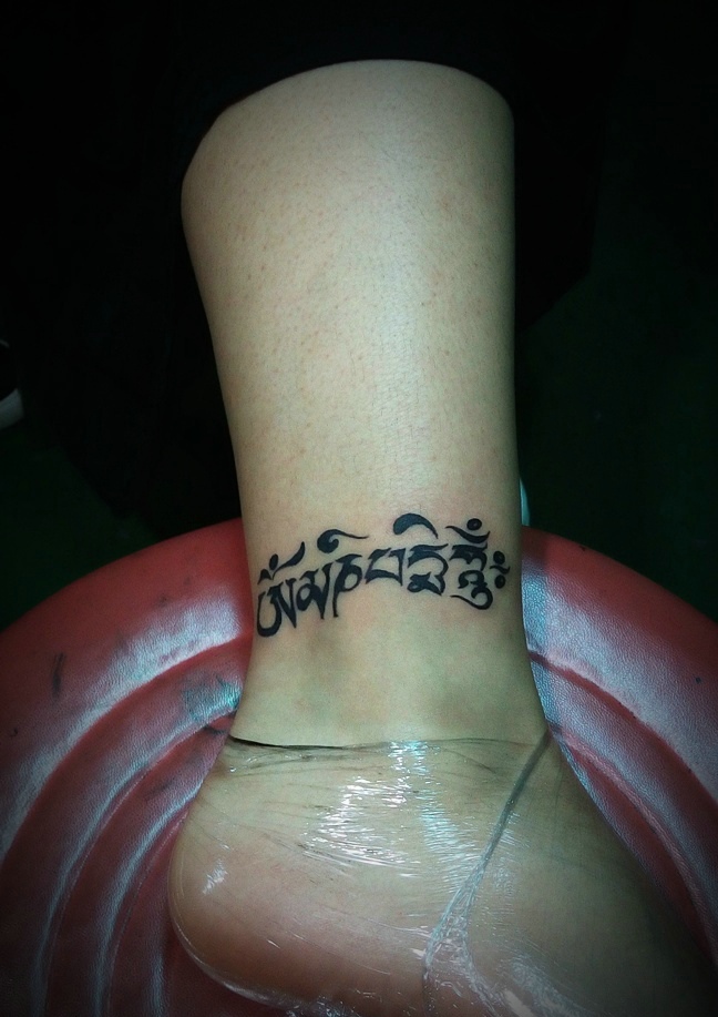 绕小腿一小圈的个性梵文纹身图案