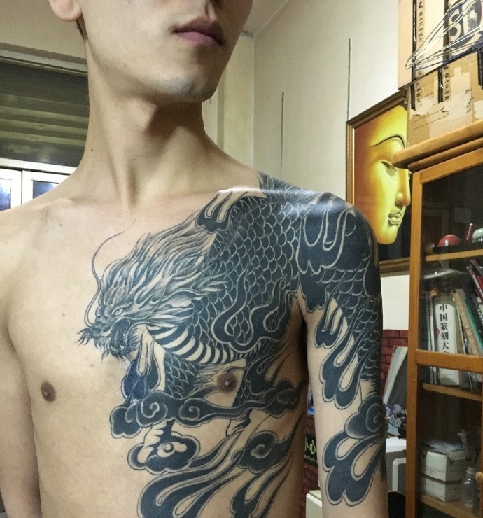 帅气的一款半甲邪龙纹身图案