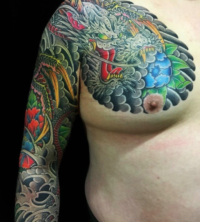 霸气无邪的彩色双半甲纹身图案