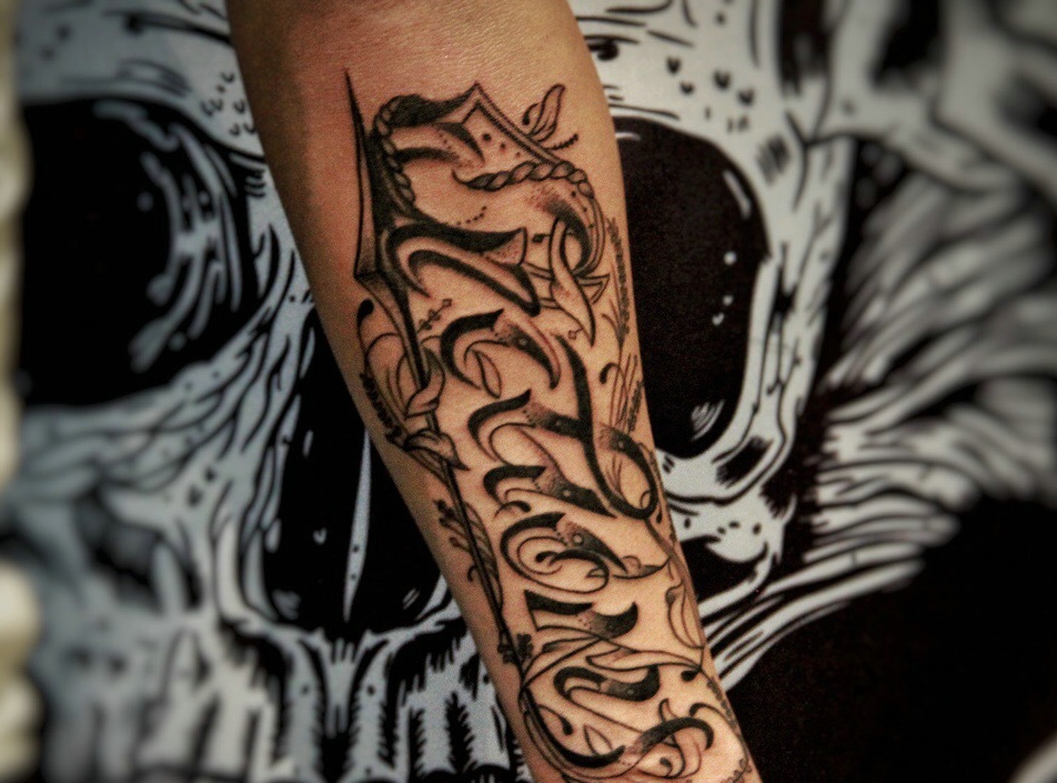 手臂时尚花体英文纹身图案