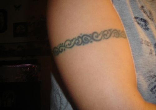 女性手臂上漂亮的臂环纹身图案