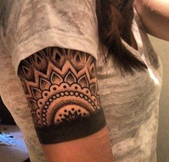 女性手臂上漂亮的臂环纹身图案