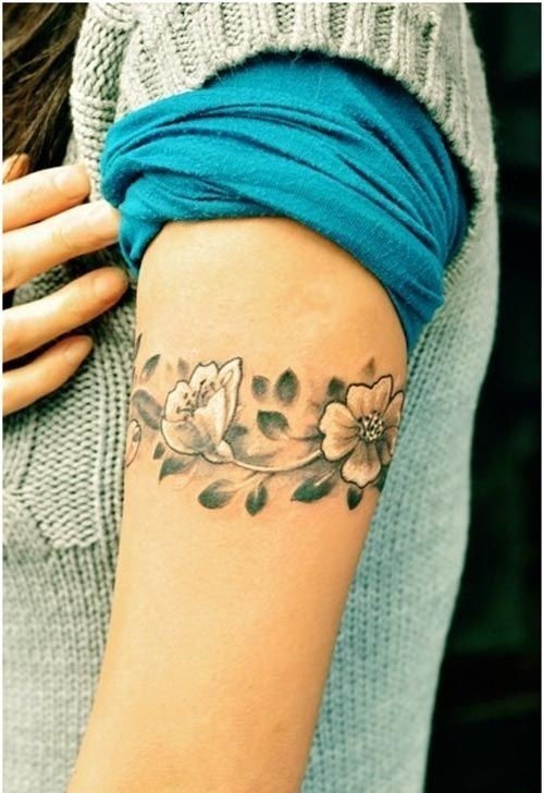 女性手臂上漂亮的臂环纹身图案