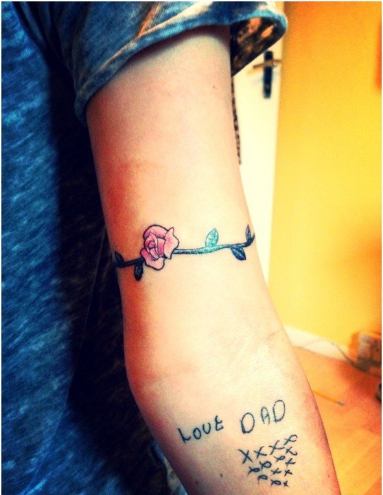 女性手臂上漂亮的臂环纹身图案