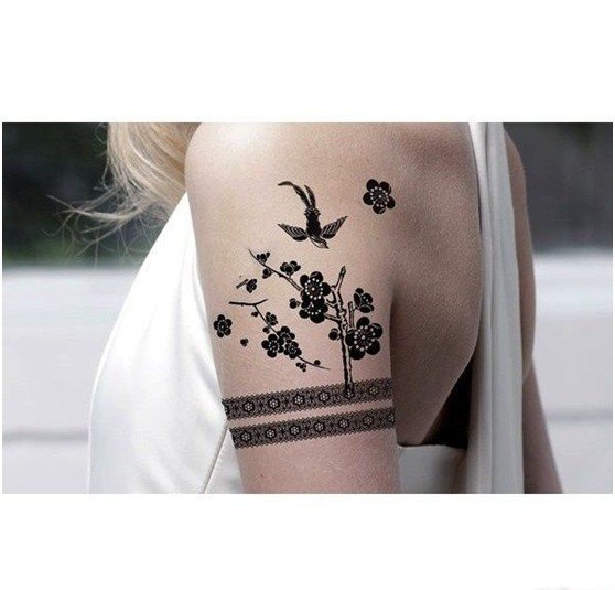 女性手臂上漂亮的臂环纹身图案