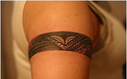 女性手臂上漂亮的臂环纹身图案