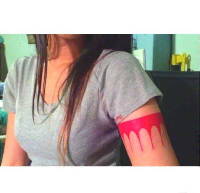 女性手臂上漂亮的臂环纹身图案